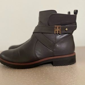 Tommy Hilfiger womens booties. Size 9M.